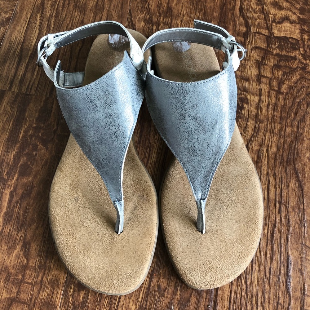 AEROSOLES • IN CONCHLUSION SILVER T-STRAP SANDALS